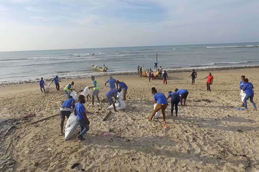 01 Collecting waste on the beaches in Ghana Beach cleaning
