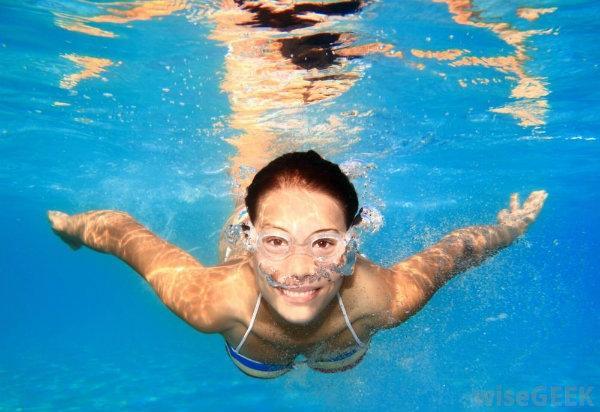 Τι πρέπει να κάνετε αν μπει νερό θαλασσινό ή πισίνας στα μάτια σας;